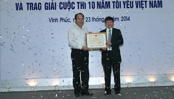 Honda Việt Nam nhận bằng khen từ các cơ quan chính phủ Chánh VP Ủy ban ATGT Quốc gia trao bằng khen cho Honda Việt Nam