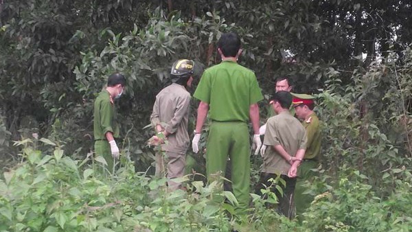 Phát hiện một phụ nữ chết cháy bí ẩn ở Kon Tum Lực lượng chức năng tại hiện trường vụ tự thiêu.