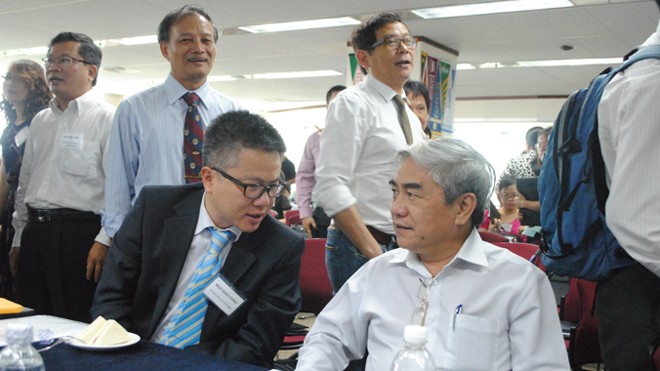 GS Ngô Bảo Châu: Đối thoại chứ đâu phải đấu tố giáo dục GS Ngô Bảo Châu (áo vest đen) tại buổi Đối thoại giáo dục Đại học. Ảnh: Quý Hiên