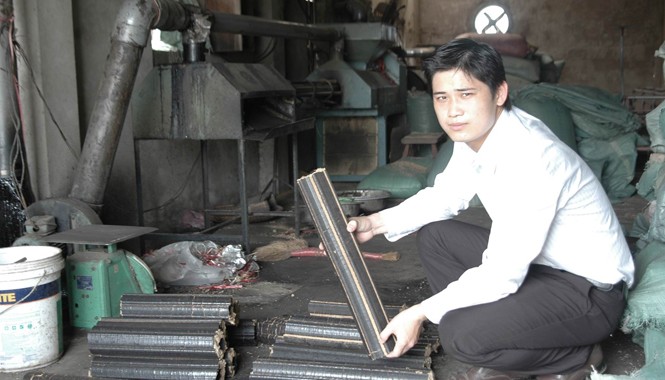 Những tỷ phú nông dân trẻ Lê Trường An tại xưởng sản xuất củi trấu sinh học