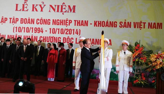 Chuẩn bị nhập than từ năm 2015 Chủ tịch Quốc hội Nguyễn Sinh Hùng trao Huân chương Độc lập hạng Ba cho Vinacomin. Ảnh: L.H.V