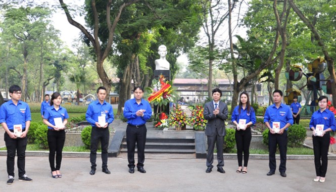 Nối tiếp tinh thần anh hùng Nguyễn Văn Trỗi Bí thư thứ nhất T.Ư Đoàn Nguyễn Đắc Vinh và Trưởng ban Tuyên giáo Thành ủy Hà Nội Hồ Quang Lợi tặng thanh niên Thủ đô cuốn sách “Sống như anh”. Ảnh: Đông Hà
