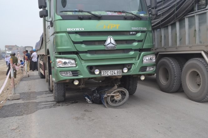 Hai cha con chết thảm dưới bánh 'xe điên' Hiện trường vụ tai nạn. Ảnh: Tuổi trẻ.