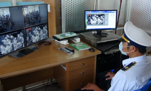 Bốn cơ sở ở Việt Nam đủ khả năng xét nghiệm virus Ebola Nhân viên Y tế theo dõi, kiểm tra thân nhiệt hành khách trên màn hình. Ảnh: Phạm Thanh Tân-TTXVN