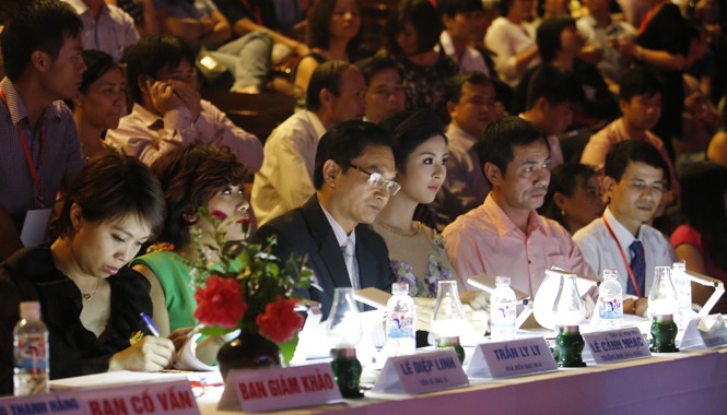 Chuyện bên lề đêm Chung khảo phía Bắc Hoa hậu Việt Nam 2014 Chong đèn chấm nhan sắc. Ảnh: Như Ý
