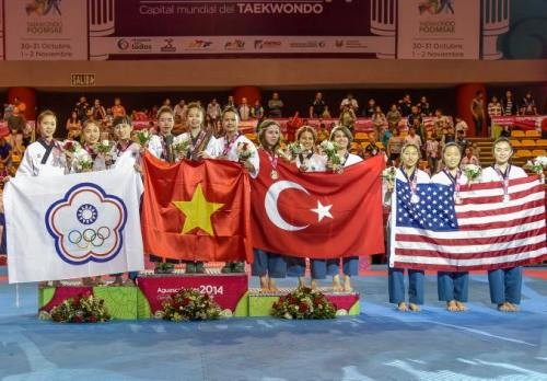 Việt Nam đoạt 3 HCV taekwondo thế giới Tấm HC vàng đầu tiên của taekwondo Việt Nam ở nội dung quyền biểu diễn tiêu chuẩn nữ dưới 30 tuổi. Ảnh: WTK.