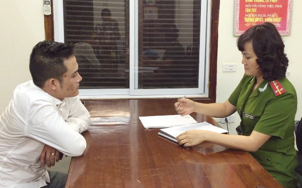 'Đẳng cấp' tú ông sở hữu các người mẫu bán dâm nghìn đô Ngoài môi giới mại dâm nữ, Hoàng còn tổ chức bán dâm cho người đồng tính.