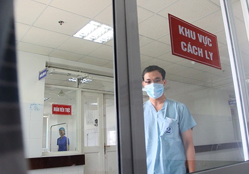 Bệnh nhân tại Đà Nẵng không bị nhiễm Ebola Các bác sĩ ở khu vực cách ly Đà Nẵng. Ảnh: Vnexpress