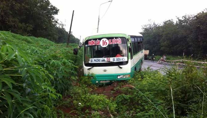 30 hành khách hoảng sợ vì xe buýt bị ôtô tải đâm Xe buýt sau va chạm với xe ben đã văng xuống lề đường khiến 30 hành khách hoảng loạn.