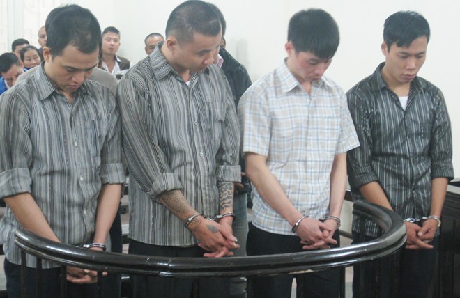4 thanh niên trộm 39 xe SH Bị cáo Sinh (ngoài cùng bên tay trái) và đồng bọn hầu tòa sáng 4/11.