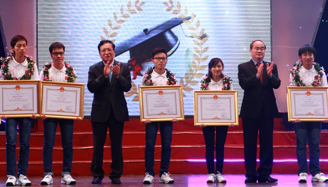 Tuyên dương những học sinh xuất sắc năm học 2014 Chủ tịch Ủy ban T.Ư MTTQ Việt Nam Nguyễn Thiện Nhân (bìa phải) tặng Bằng khen của Thủ tướng Chính phủ cho học sinh đoạt huy chương Vàng Olympic Quốc tế các môn học. Ảnh: Xuân Tùng
