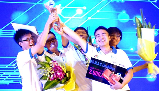 Hỗ trợ ứng dụng điều khiển robot của sinh viên Giải Nhất trị giá 15 triệu đồng đã được trao cho đội FU-Agile đến từ Đại học FPT.