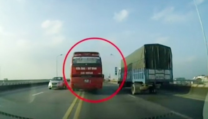 Thót tim cảnh xe khách chạy lấn làn, lao vun vút trên cầu Thót tim cảnh xe khách chạy lấn làn, lao vun vút trên cầu