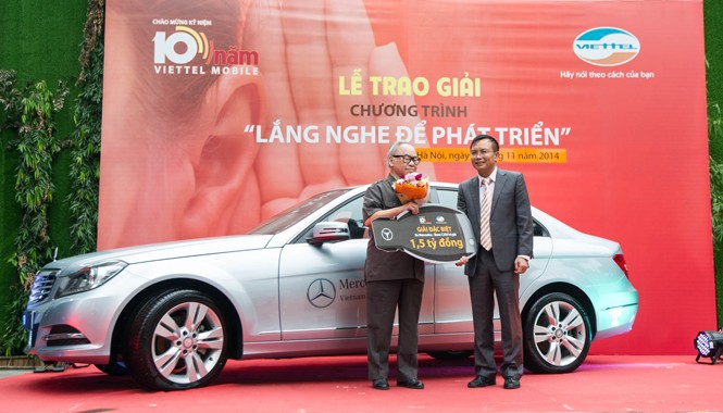 Góp ý dịch vụ, cụ ông 80 tuổi được tặng xe Mercedes Ông Nguyễn Hữu Cẩn bên chiếc xe Mercedes được Viettel trao tặng.