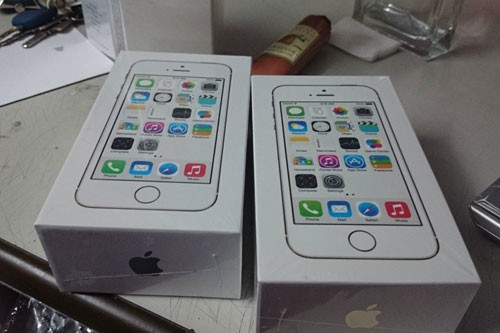 Nhiều sinh viên vay nóng trong vụ ‘sập bẫy iPhone 6 giá bèo’ iPhone 6 dung lượng 16 GB được ông L. rao bán 13,7 triệu đồng, rẻ hơn nhiều so với thị trường - Ảnh được cho là do ông L. chụp đăng trên nhattao.com.