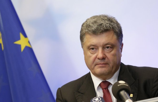 Tổng thống Ukraine đe dọa phong tỏa miền Đông Tổng thống Pyotr Poroshenko. Ảnh: AP/Yves Logghe