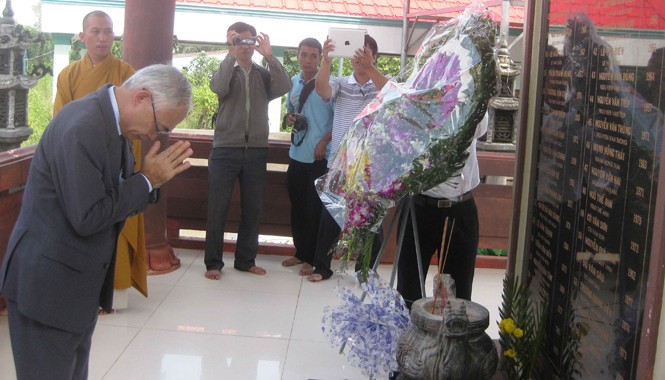 Tổng lãnh sự Nhật tưởng niệm nạn nhân sập cầu Cần Thơ Ông NAKAJIMA Satoshi, Tổng lãnh sự quán Nhật Bản tại TP.HCM thắp hương tưởng niệm nạn nhân hy sinh vụ sập cầu.