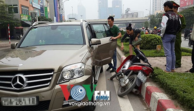 Xe máy đi ngược chiều đâm ô tô, còn hành hung lái xe Hai chủ phương tiện xảy ra xô xát sau va chạm