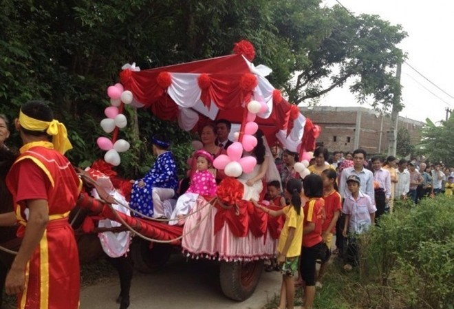 Dân mạng truy lùng 'ông anh làng' đón dâu bằng xe ngựa Ảnh rước dâu bằng xe ngựa gây xôn xao.