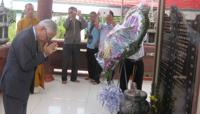 Tổng lãnh sự Nhật tưởng niệm nạn nhân vụ sập cầu Cần Thơ Tổng lãnh sự Nhật tưởng niệm nạn nhân vụ sập cầu Cần Thơ