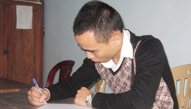 Phóng viên rởm lừa đảo nhà trường làm tuyên truyền Phóng viên rởm Hoàng Văn Hòa tại công an xã Phúc Đồng, Hương Khê.