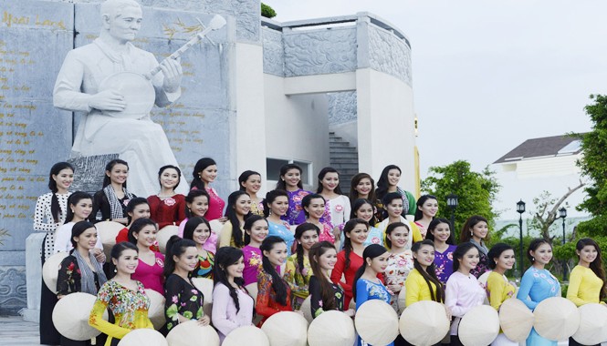 Chung khảo Hoa hậu phía Nam: Vang bài Dạ cổ hoài lang Các thí sinh trước tượng nhạc sỹ Cao Văn Lầu, tác giả bài Dạ cổ hoài lang. Ảnh: Nguyễn Sơn