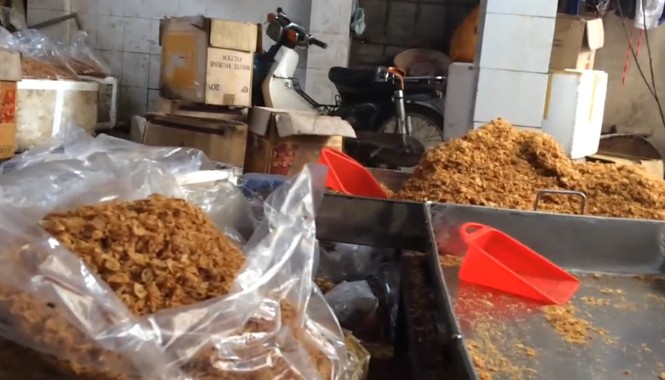 Xem cách làm hành phi siêu bẩn, ai còn dám ăn? Xem cách làm hành phi siêu bẩn, ai còn dám ăn?