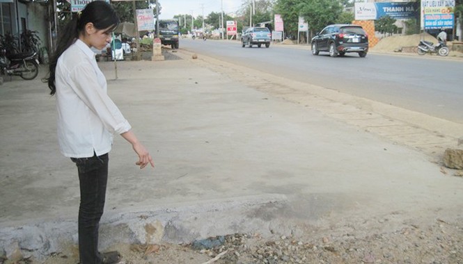 Bé 2 tuổi tử vong vì ăn bả chó nhặt ngoài đường Hiện trường nơi cháu Khánh nhặt bả chó ăn.