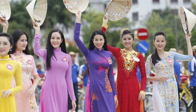 Những 'đại sứ' của đờn ca tài tử Các thí sinh rạng rỡ trên đường phố Bạc Liêu. Ảnh: Hồng Vĩnh.
