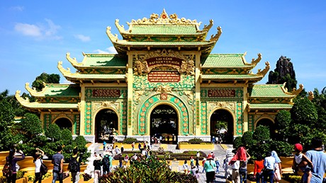 Lung linh đền thờ dát vàng độc nhất tại Việt Nam Cổng chính dẫn vào Kim Điện.