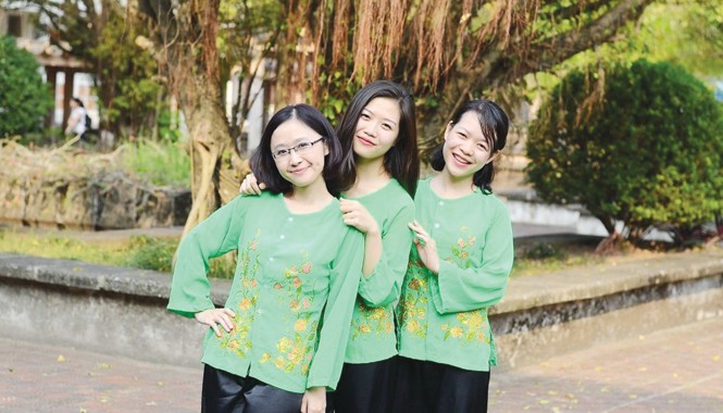 PGS trẻ nhất Việt Nam năm 2013: Người chắt chiu thời gian Nguyễn Ngọc Lưu Ly (ngoài cùng, bên trái) trẻ trung với đồng nghiệp trong khoa.
