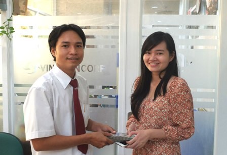 Tài xế taxi trả lại nữ hành khách 110 triệu đồng bỏ quên Chị Nguyễn Quốc Ái Nhi vui mừng nhận lại số tiền bỏ quên từ tài xế Lê Huy Quang.