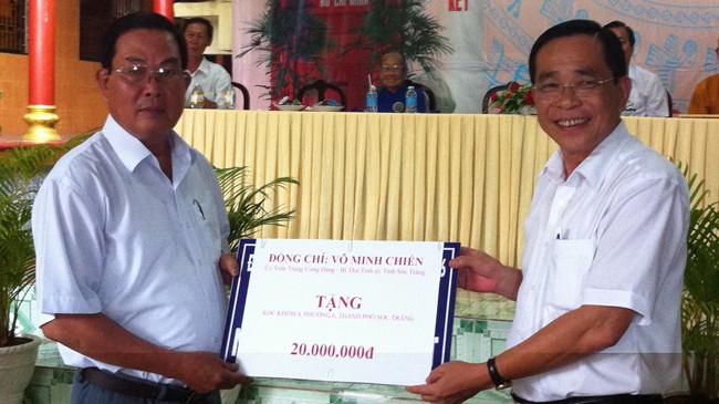 Bí thư Tỉnh ủy họp với dân Bí thư Võ Minh Chiến (phải) trao tiền cho đại diện dân khóm 4.