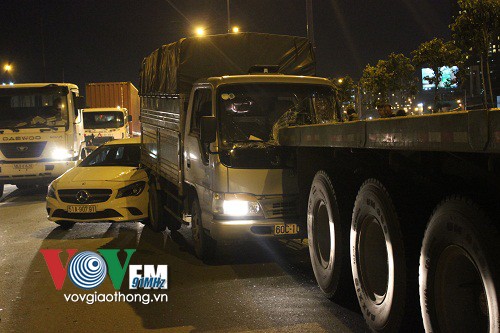 Tránh 'xế hộp' chạy ẩu, 3 xe đâm nhau trên xa lộ Hà Nội Hiện trường vụ va chạm liên hoàn.