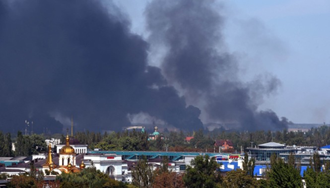 Đấu pháo ác liệt suốt 2 giờ tại Donetsk Khói bốc lên xung quanh khu vực sân bay quốc tế Donetsk trong vụ đấu pháo giữa quân chính phủ và lực lượng ly khai ngày 14/9. Ảnh: AFP-TTXVN.