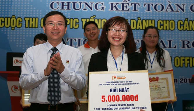 Chung kết toàn quốc Cuộc thi tiếng Anh cho cán bộ Đoàn Ban tổ chức trao giải nhất cho thí sinh Đỗ Thu Thủy.