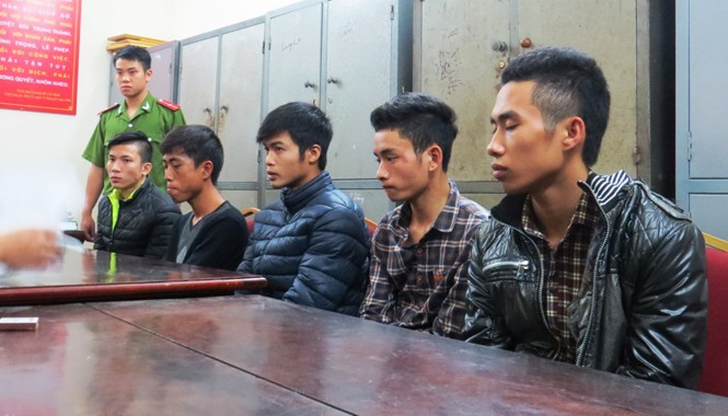 Trêu gái bị chửi, kẻ máu lạnh ra tay giết người Năm nghi can gây ra vụ giết người tại cơ quan điều tra.