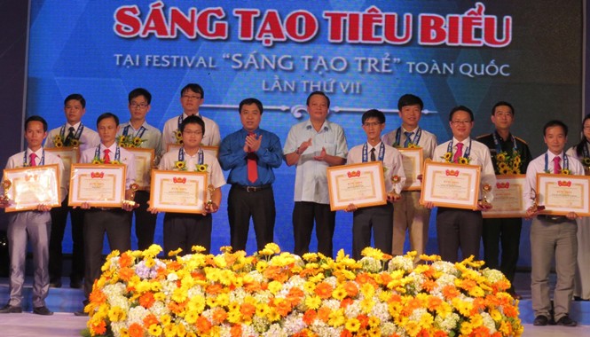Khơi gợi sáng tạo trong thanh niên Bí thư thường trực Trung ương Đoàn Nguyễn Mạnh Dũng với các tác giả được tuyên dương. Ảnh: Nguyễn Dũng.