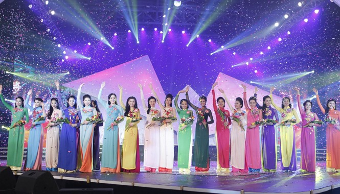 Sắc đẹp tỏa sáng giữa đất trời phương Nam 20 thí sinh KV phía Nam lọt vào vòng Chung kết cuộc thi HHVN 2014. Ảnh: Hồng Vĩnh.