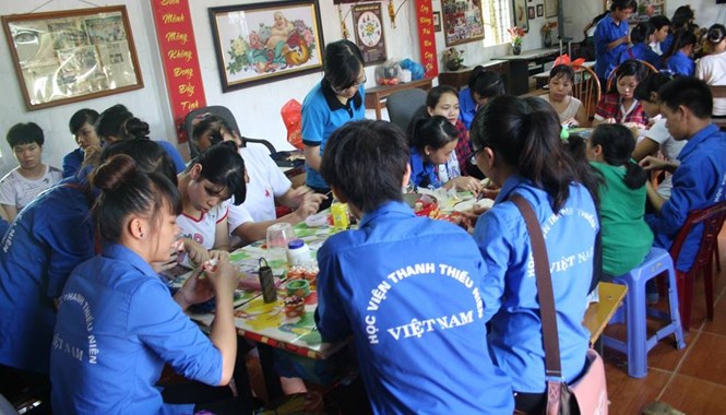Nơi đào tạo cán bộ công tác xã hội giàu kỹ năng Đội công tác xã hội của Học viện TTN VN làm việc tại Trung tâm dạy nghề từ thiện Quỳnh Hoa (Hà Nội).