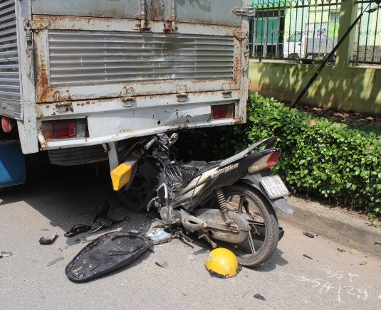 Xe máy tông đuôi xe tải đang đậu, một người chết Hiện trường vụ tai nạn.