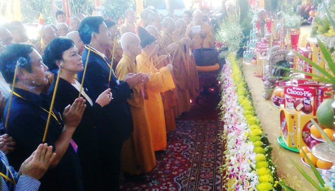 Tưởng nhớ người đi, vì người ở lại Thắp hương cho các nạn nhân tai nạn giao thông.