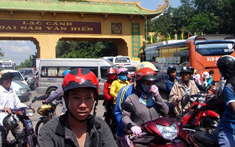 Yêu cầu Bình Dương đảm bảo giao thông đến Đại Nam Du khách đông nghẹt, nhiều người bị kẹt xe ngay trước cổng Khu du lịch Đại Nam. Ảnh: VTC