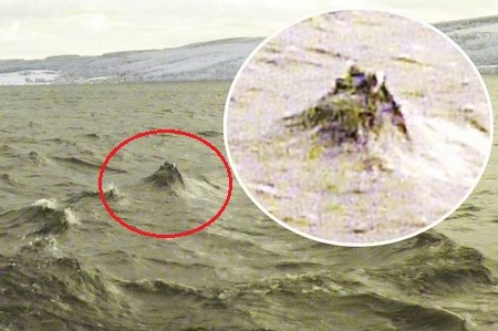 Chụp được ảnh quái vật hồ Loch Ness nhô đâu lên mặt nước? Bức ảnh được Jonathan Bright chụp lại, được cho là có sự xuất hiện của quái vật Loch Ness.