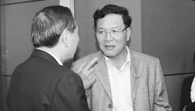 Đổi mới sách giáo khoa: Lo nhà sản xuất “đi đêm” Bộ trưởng Bộ GD&ĐT Phạm Vũ Luận (phải).
