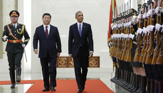 Ông Obama - Tập Cận Bình ăn tối riêng trong 5 giờ Chủ tịch Tập và Tổng thống Obama duyệt binh trước cuộc gặp song phương tại Đại lễ đường Nhân dân sáng nay. Ảnh: Reuters.