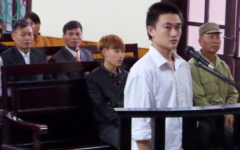 Đâm chết bạn nhậu vì bao thuốc lá giắt ở lưng quần Phan Mạnh Long trước vành móng ngựa.