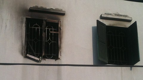 Bị vợ ngăn không cho đi ăn cỗ, mang xăng đốt nhà Bị vợ ngăn không cho đi ăn cỗ, mang xăng đốt nhà