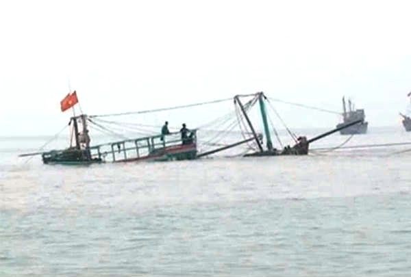 Huy động hàng trăm người dân kéo tàu bị đắm dưới biển lên bờ Tàu cá công suất 400CV do thuyền trưởng Thái Bá Lam, trú tại xóm 3 xã Sơn Hải (Quỳnh Lưu, Nghệ An) điều khiển cùng 10 ngư dân trên đường ra khơi khai thác hải sản.