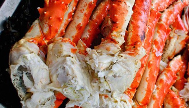 1,4 triệu đồng một cân càng cua nhập khẩu Chân, càng cua Hoàng đế Alaska bán riêng có giá bằng một nửa so với loại nguyên con.